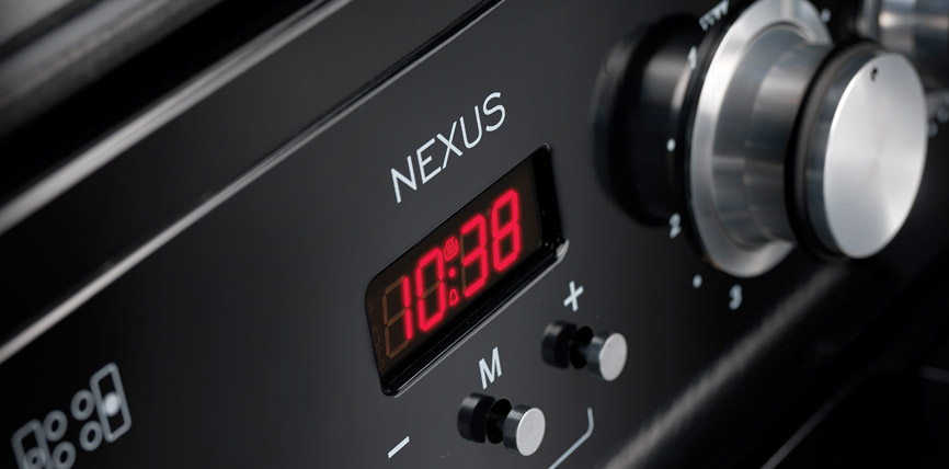 Detailansicht eines modernen NEXUS Backofen-Bedienfelds mit roter Digitaluhr und Bedienelementen